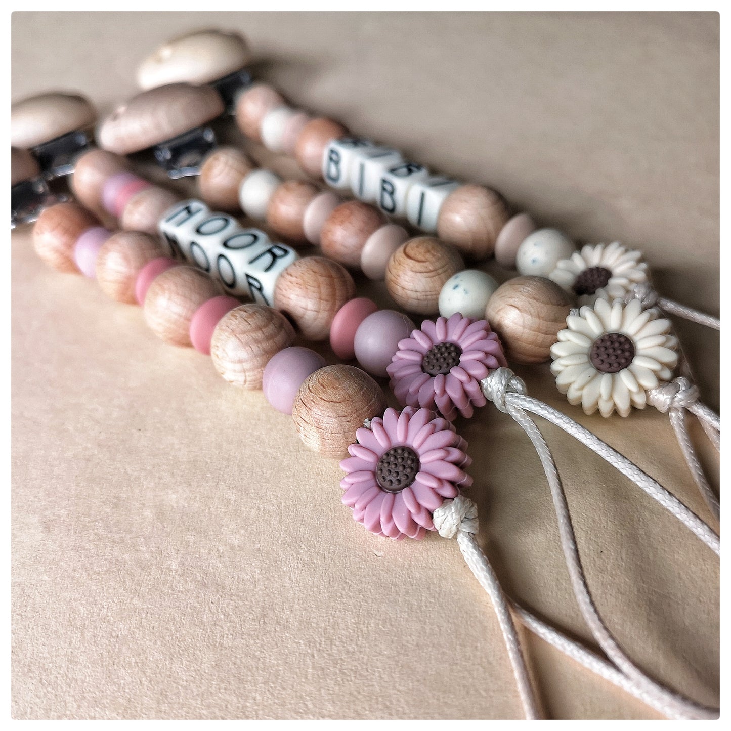 Speenkoord Bloem roze met naam - Noor