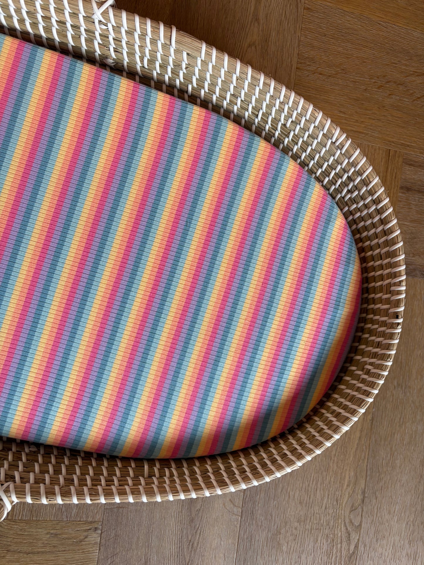 Hoeslaken verschoonmand/kinderwagen - strepen - pastel regenboog