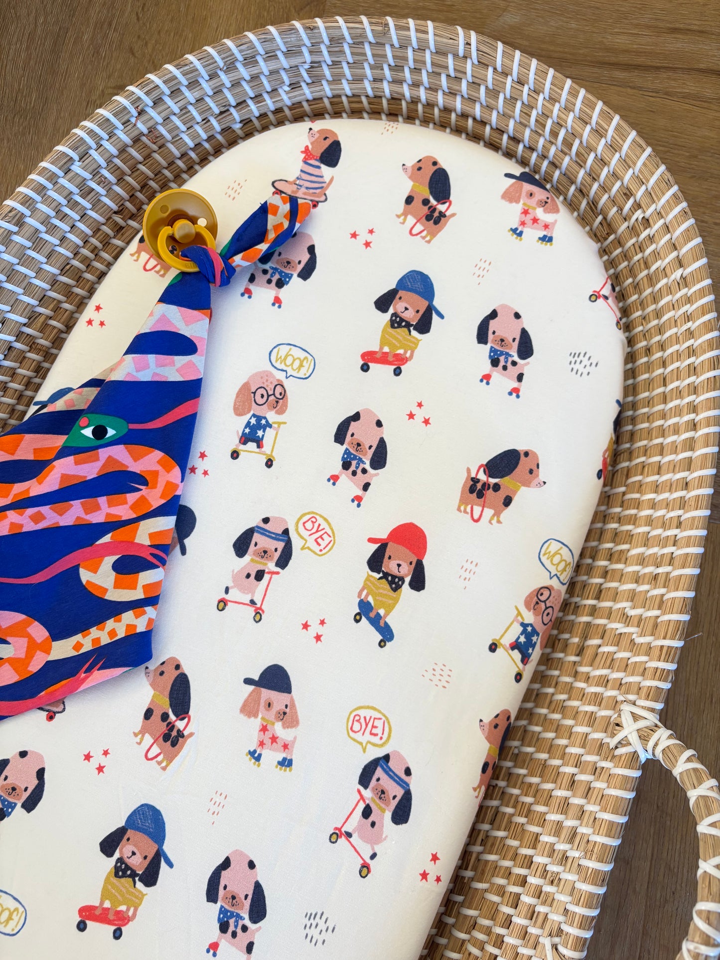 Hoeslaken verschoonmand/kinderwagen - hondjes - rood/blauw/geel