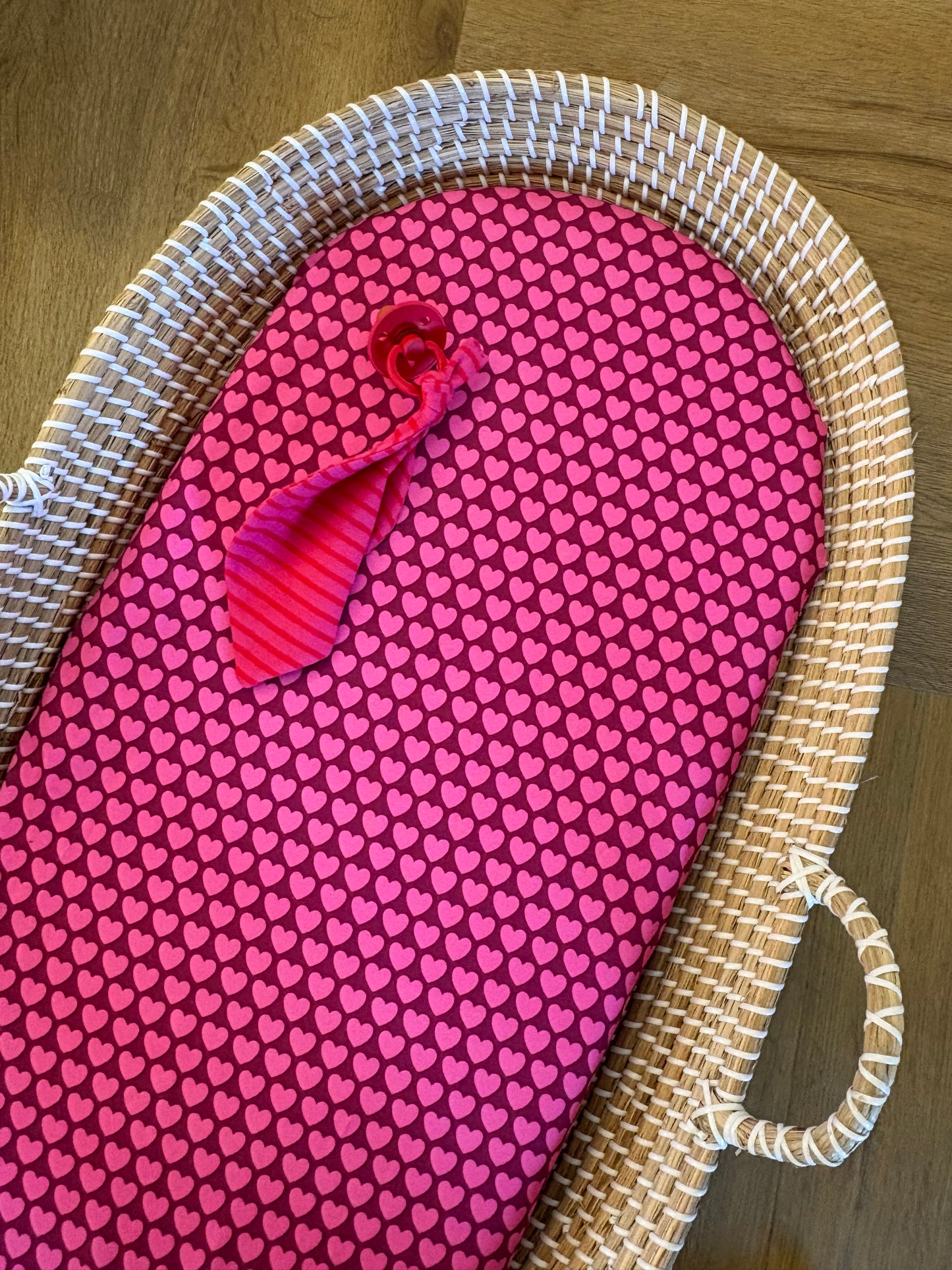 Hoeslaken verschoonmand/kinderwagen - hartjes - aubergine/roze