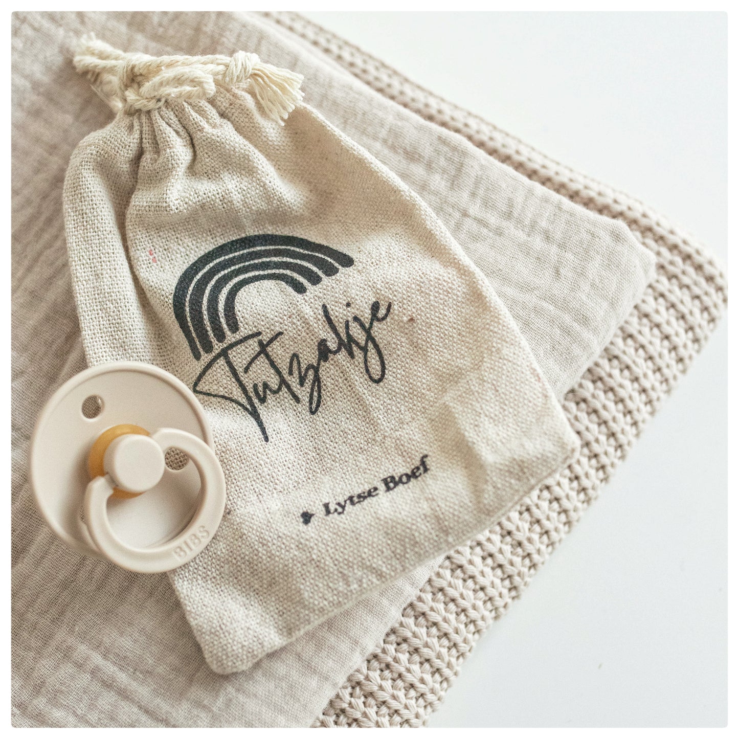 Linnen Tutzakje / speenzakje - regenboog